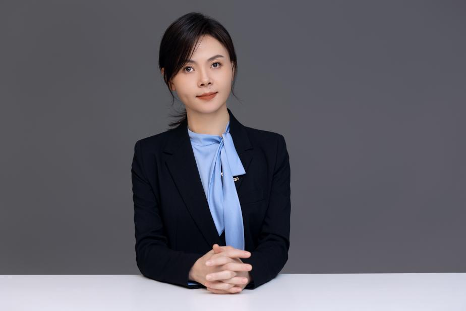 钞小静